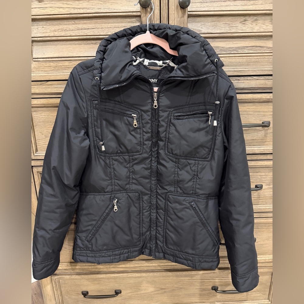 DKNY Puffer Black coat jacket size small , be proactive for fall & winter :)